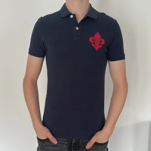 Piké tröja från Morris  - Säljer min piké tröja från Morris | Storlek: S - Skicket på tröjan är väldigt bra utan defekter - Mitt pris: 349kr - Nypris 749kr - Modellen är 183cm och väger 75kg