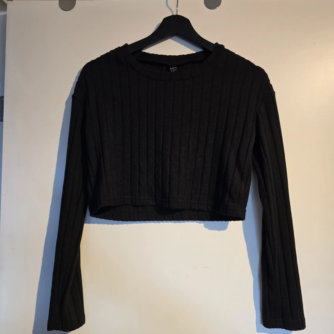 Svart ribbad croppad långärmad topp