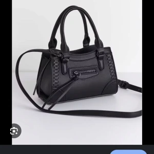 Svart handväska med dragkedja - Säljer denna jättefina väska ifrån gina som är helt slutsåld. Jättefint skick men har tyvärr tappat bort banden, skriv privat vid frågor eller för fler egna bilder💕💕