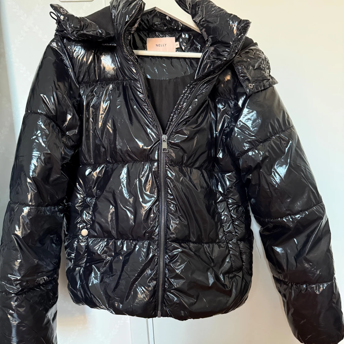 Svart glansig pufferjacka från Nelly