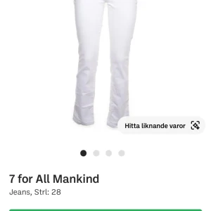 Vita bootcut jeans från 7 for All Mankind - Snygga vita jeans från 7 for All Mankind i bootcut-modell. Jeansen har klassisk femficksdesign och är tillverkade i ett mjukt bomullsmaterial med lite stretch för extra komfort. Perfekta för dig som vill ha en fräsch och stilren look.