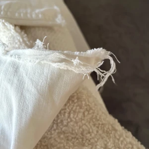 Vita Miss Me jeans  - Väldigt snygga jeans⚠️jag har klippt längst ner vid byxorna och sprät upp dem så dem är kortare än vanligt⚠️annars inga defekter 💕