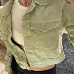 Jeansjacka - Superfin ljusgrön och lite croppad jeansjacka som är perfekt inför våren! Är köpt på Gina Tricot! Nyskick!