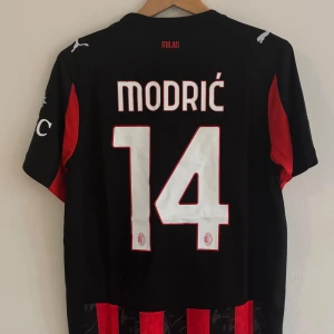 Modric fotbollströja AC Milan 25/26  - Helt ny Milan fotbollströja med Modric på ryggen. Strl M