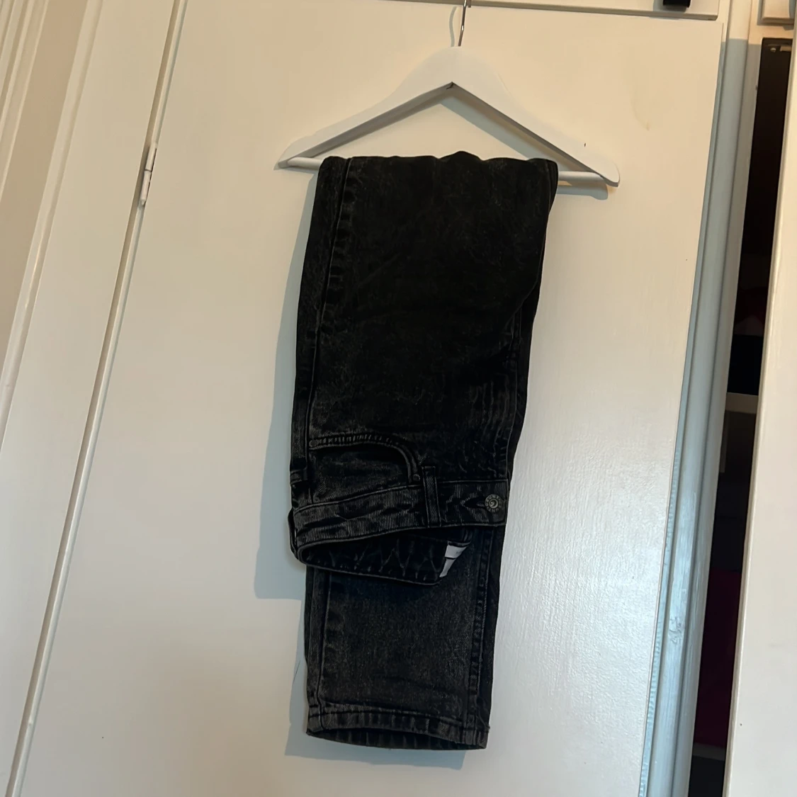 Svarta jeans från Grunt i rak modell