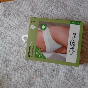 Vita stringtrosor Pierre Robert S - Trepack vita stringtrosor från Pierre Robert i mjuk och skön ekologisk bomull med lite stretch. Snygg och enkel design som sitter bekvämt hela dagen. Perfekta under tighta kläder för en osynlig look.