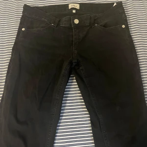 Svarta bootcut jeans från ONLY - Säljer dem populära SLUTSÅLDA lågmidjade jeansen från only i storlek 30/32, men passar mig som vanligtvis bär W27. Dem har en slits där nere men jag har sytt igen den, men går att spretta upp om det önskads!! Så snygga och så lågmidjade!! Only märket bak på byxorna är avklippt men inget man lägger märke till, och inget som var en stor påverkan! 
