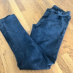 Mörkblå jeans från Hampton Republic - Snygga mörkblå jeans från Hampton Republic i klassisk femficksmodell. Jeansen har normal passform och raka ben, tillverkade i mjukt bomullsmaterial med en lätt tvättad look. Perfekta för dig som gillar stilrena och tidlösa jeans.