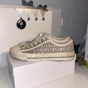 Guess sneakers - Snygga vita sneakers från guess, väldigt bra kvalitet. Perfekta till vintern och väldigt snygga. Pris går att diskutera. Alla frågor är välkomna!