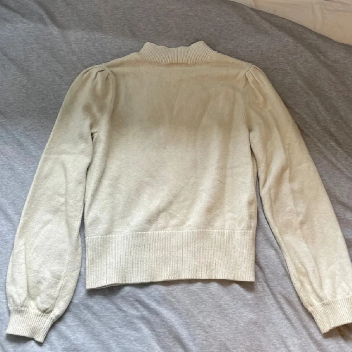 Beige stickad tröja med puffärm - 2