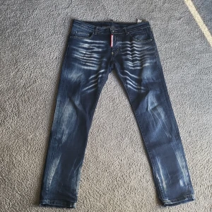 Dsquared2 jeans - Väldigt stiliga Dsquared2 jeans som knappast blivit använda. Säljer på grund av att byxorna inte passar.