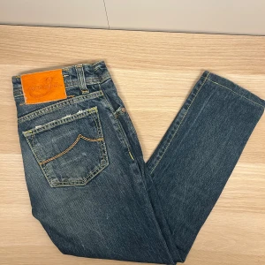 Jacob Cohën Jeans | W30 - Tvärfeta cohen jeans i snygg tvätt: Modell: 622 | W30 | Defekter:Ja, slitningar (se bild 1) | Midja: 75 cm | Innerben: 65 cm | Ytterben: 86 cm | Måttavvikelser +-1 cm | Modellen är 175 cm och väger 70 kg | Vänligen kontrollera mått innan köp🤗 | Tveka inte att kontakta mig vid övriga frågor😁!