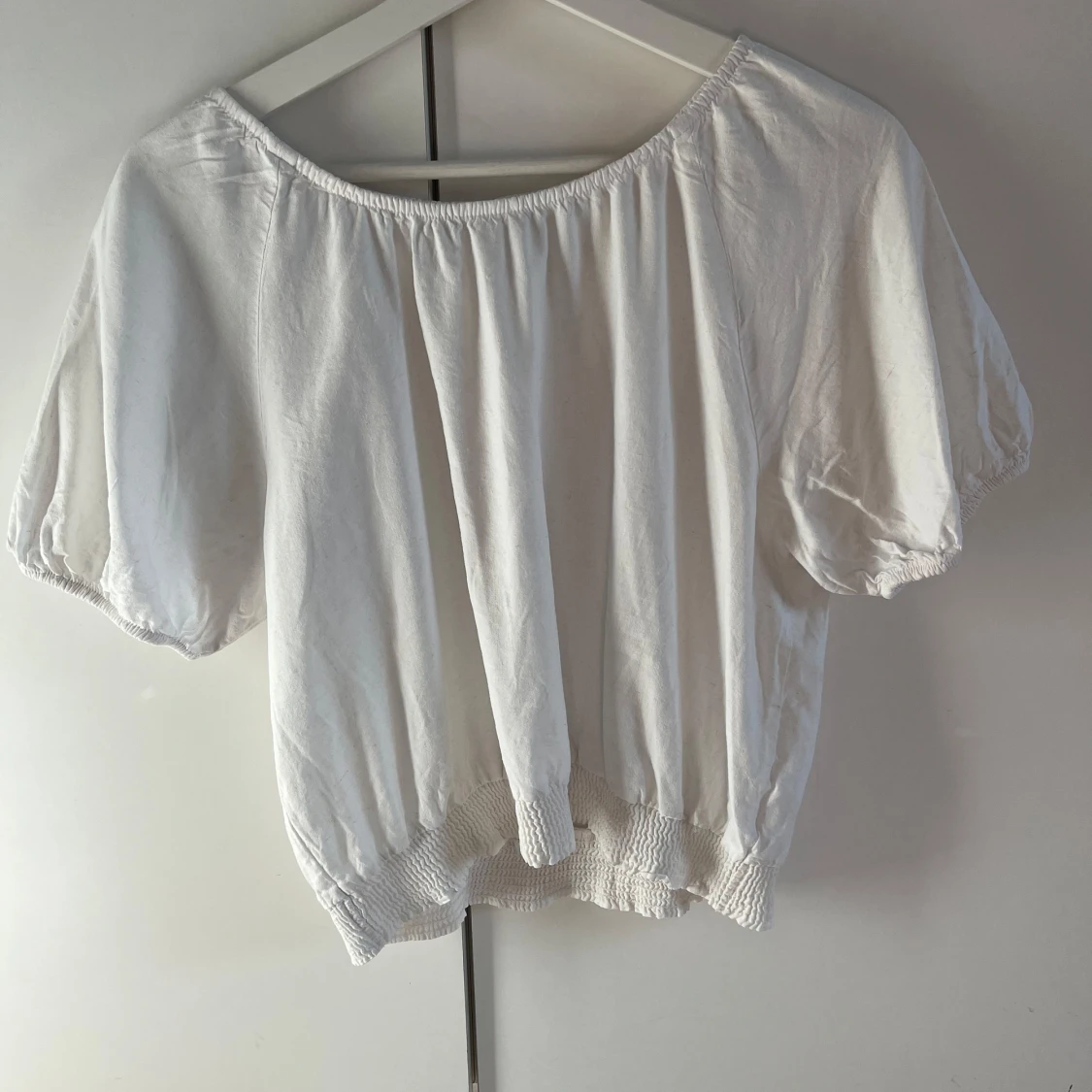 Vit blus med puffärm och resår