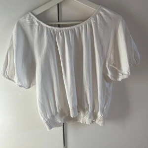 Vit blus med puffärm och resår - vit blus med korta puffärmar och resår både vid halsringning och nederkant💓💓använd en gång💗toppen är i storlek 160 men är som en xxs/xs🩷