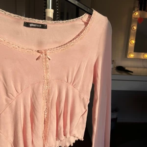 Ljusrosa långärmad topp från Gina Tricot - Supersöt ljusrosa långärmad topp från Gina Tricot med spetsdetaljer. Tröjan har inga tecken på användning. Tröjan är i storlek s. ”Fläckarna” som finns på tröjan är skuggor