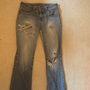 Ljusblå slitna jeans från Hilfiger Denim - Super fina, lite slitna med några slitna ställen. Men annars super fina