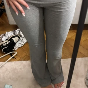 Grå bootcut mjukisbyxor Gina Tricot - Grå mjukisbyxor från Gina Tricot i storlek 158/164. 