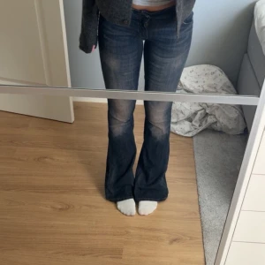 Mörkblå bootcut jeans från cheap monday - Snygga mörkblå jeans med bootcut-modell