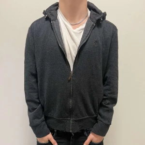 Ralph lauren cardigan - Tjena! Säljer nu denna Ralph lauren cardiganen | skick 8/10 | modell: cardigan | nypris: 4299 | pris kan diskuteras | tveka inte på att höra av dig vid ytterligare frågor samt fler/bättre bilder!😊