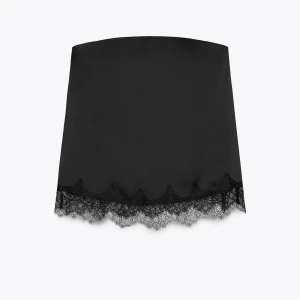 Zara topp i spets och satin - Het ny och oanvänd med lappen kvar , köpt i butik i söndags, storlek xs💕nypris är 379kr