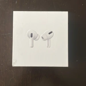 AirPods Pro gen 2 - Apple AirPods Pro gen 2 i originalförpackning. Endast laddningsetui. Skick: mycket gott, endast små spår av användning på etuiet. Fullt fungerande. Vid seriöst intresse går priset att diskuteras.