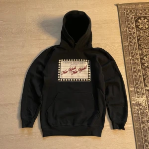 vintage hoodie  - Säljer en svart grisch hoodie  i storlek S. Den har en cool design med texten 'New York New York' på framsidan och är perfekt för höst och vinter. Materialet är en blandning av bomull och polyester, vilket gör den både bekväm och hållbar. Pris kan diskuteras.