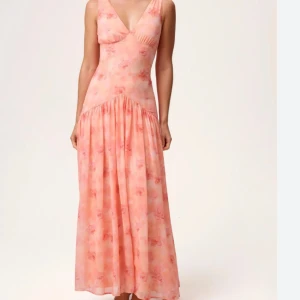 Adoore Toulouse klänning - Intressekoll på helt ny oanvänd med alla prislappar etc kvar adoore klänning i modellen Toulouse strl 34. Skriv vid funderingar eller för fler bilder!🌼