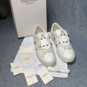 Valentino open - Valentino open skor | Extremt bra skick, endast testade så dem är i princip i NYSKICK| 100% äkta med ingående äkthetsgaranti ✔️| Vädligt snygg färg | Vädligt eftertraktade | Allt ingår! |  Fraktas samma dag 🚚 📦 | Kontakta vid fler frågor eller funderingar ✔️