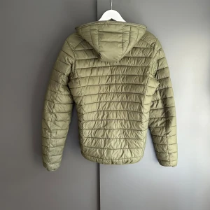 Save The Duck Jacka - Mycket fint skick, inga defekter. Storlek S passar dig som är mellan 175-184cm. Nypris ca 2500kr. Modellen är 185 cm, 79 kg. Passar bra nu till sen sommar/höst. Skriv för mer information!🤝