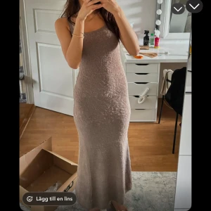 Beige stickad  klänning - Klänning från NAKD som sitter jättefint. I storlek 34/XS. 