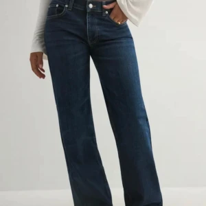 Blå wide jeans från Nelly - Snygga mörkblå jeans från Nelly, aldrig använda enbart testade så i ny skick, bilderna är screenade från min Vinted om de ser konstigt ut, för långa för mig som är 160 för referens, nypris 700 tror jag 