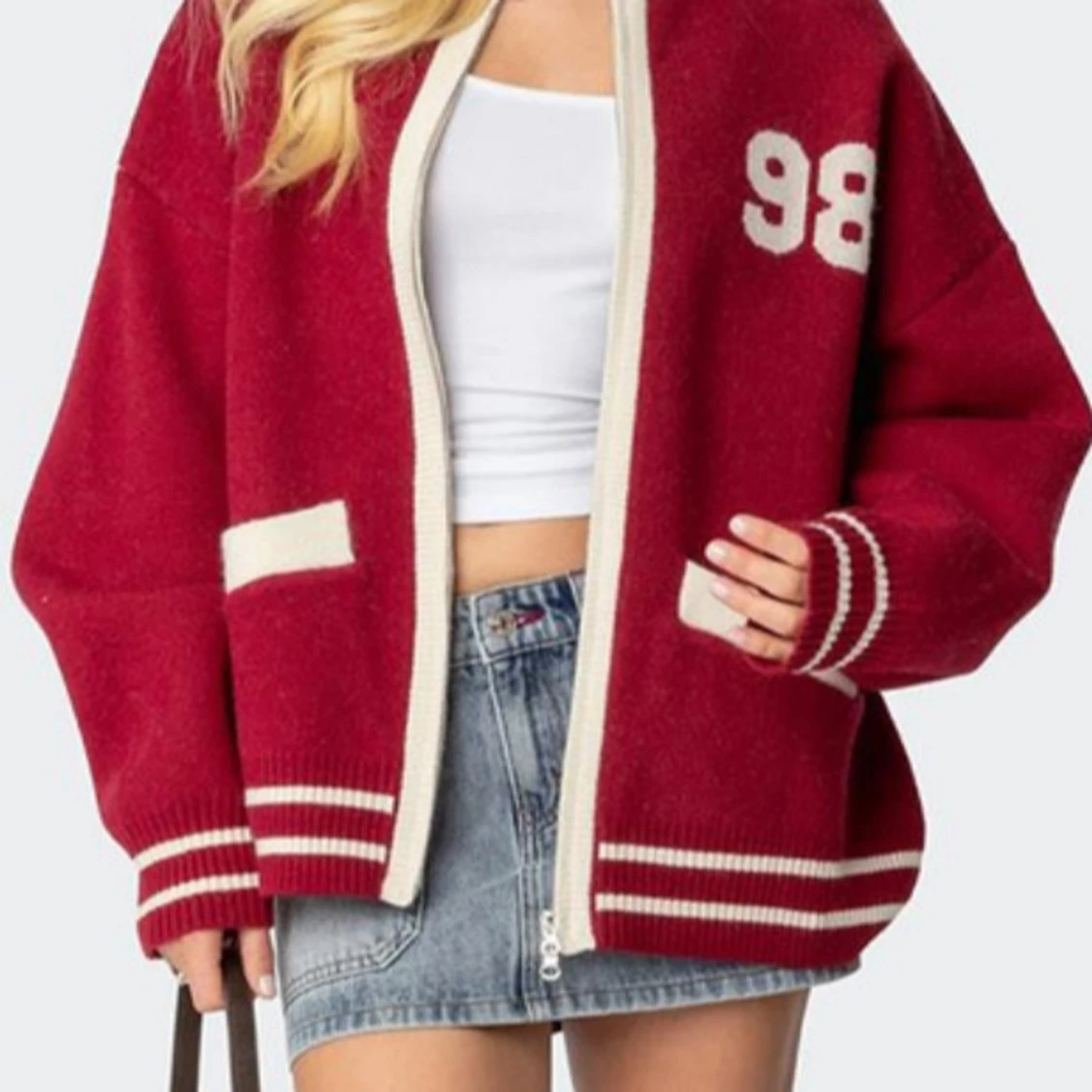 Röd oversized kofta med vita detaljer