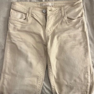 Beige jeans från Blue Fire Co W28/L34 - Snygga beige jeans från Blue Fire Co 