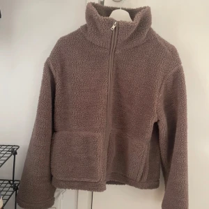 Intressekoll Teddyjacka/pilejacka Lager 157 - Intressekoll på denna populära, mysiga och gosiga teddyjackan/pilejackan (Sally) från lager 157. Den har varit slutsåld i flera omgångar och är det nu igen!  Jackan är endast använd 1 gång så jag tyckte storleken var lite för stor!  ”Normalstor” i storleken tkr jag, men köpte en större för att jag skulle kunna ha stickade tröjor under… Nypris = 300 kr.  