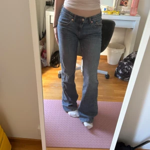 Lågmidjade bootcut jeans - Jeans från lager 157 i storlek S. Lite lite långa på mig som är 168cm. Jag har en extra knapp så de sitter bättre i midjan men den kan man ta bort enkelt om man vill. Lite slitna i benen men de syns inte jättemycket