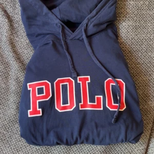 Ralph Lauren Hoodie - Tunn Ralph Lauren hoodie med rak passform och skönt material. Väldigt luftig tröja och har ett skick på ca 8/10, inga hål eller defekter. Storlek S, passar mellan 170-183 ungefär.