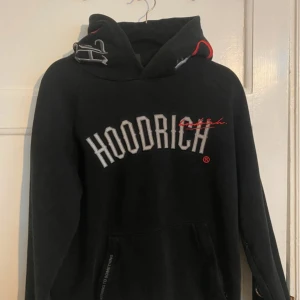 Svart hoodie från Hoodrich - Svart hoodie från Hoodrich med logga på bröstet, knappt använd men pris går att diskuteras.