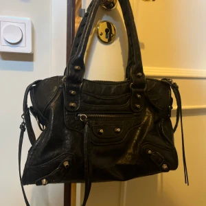 Svart väska🖤 - Köpt här på plick, för 1000kr men säljer för 400kr🤗 använd en del men inga synliga eller grova defekter finns på väskan. Perfekt nu till hösten och väskan rymmer mycket🤗☺️