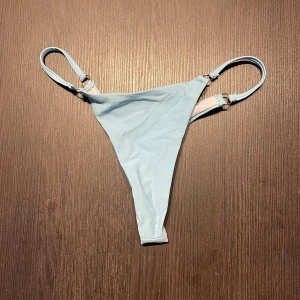 Bikinitrosa string - Knappt använd