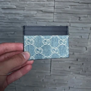 Gucci korthållare/cardholder - Gucci korthållare. Väldigt stilren, och passar till alla tillfällen! Nypris ca 3000!