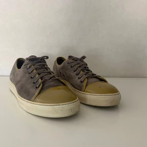 Lanvin sneakers i mocka och skinn - Säljer dessa feta lanvins skick 7/10 storlek 41 men passar 42 bara att höra av sig vid frågor eller mer bilder pris kan diskuteras 
