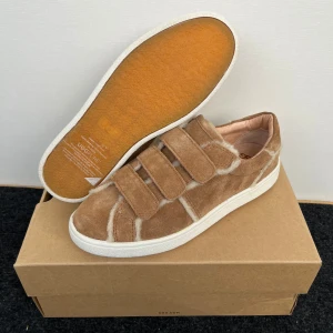 UGG sneakers - Tyvärr måste jag sälja mina älskade uggs då de är lite små🥲 Tycker själv att det är de snyggaste skorna som finns så de tar emot, men bättre att någon annan får användning för dem🥰 Endast använda en gång och kommer såklart i kartongen. Väldigt unika då de inte säljs längre!💕