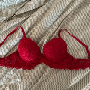 Spets-bh - Aldrig använd bara testad skulle uppskatta till typ  75B