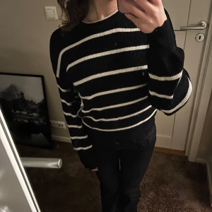 Supersöt Svartvit randig stickad tröja från Only💓 - Säljer en svart stickad tröja med vita horisontella ränder. Tröjan har rund halsringning och långa ärmar. Den är mjuk och skön, perfekt för kyligare dagar. Passformen är normal och materialet känns mysigt mot huden.