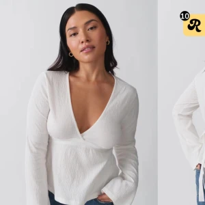 Vit omlottopp med knytband - Säljer en vit omlottopp med lång ärm och knytband i midjan. Toppen har en djup v-ringning och är tillverkad i ett lätt, strukturerat material. Perfekt att styla med jeans för en trendig look.