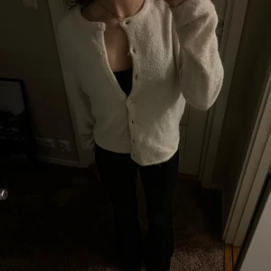 Beige kofta från Gina Tricot med knappar - Mysig vit kofta från Gina Tricot. Har används mycket och därför lite nopprig men går att pilla bort💕