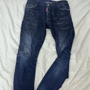 Mörkblå Dsquared Jeans (ÄKTA) - Säljer ett par mörkblå jeans från Dsquared2, äkta. Ligger bara i gaderoben så tänkte jag kunde sälja de. De är slim jeans, italienske storlek. Vid frågor skriv! 