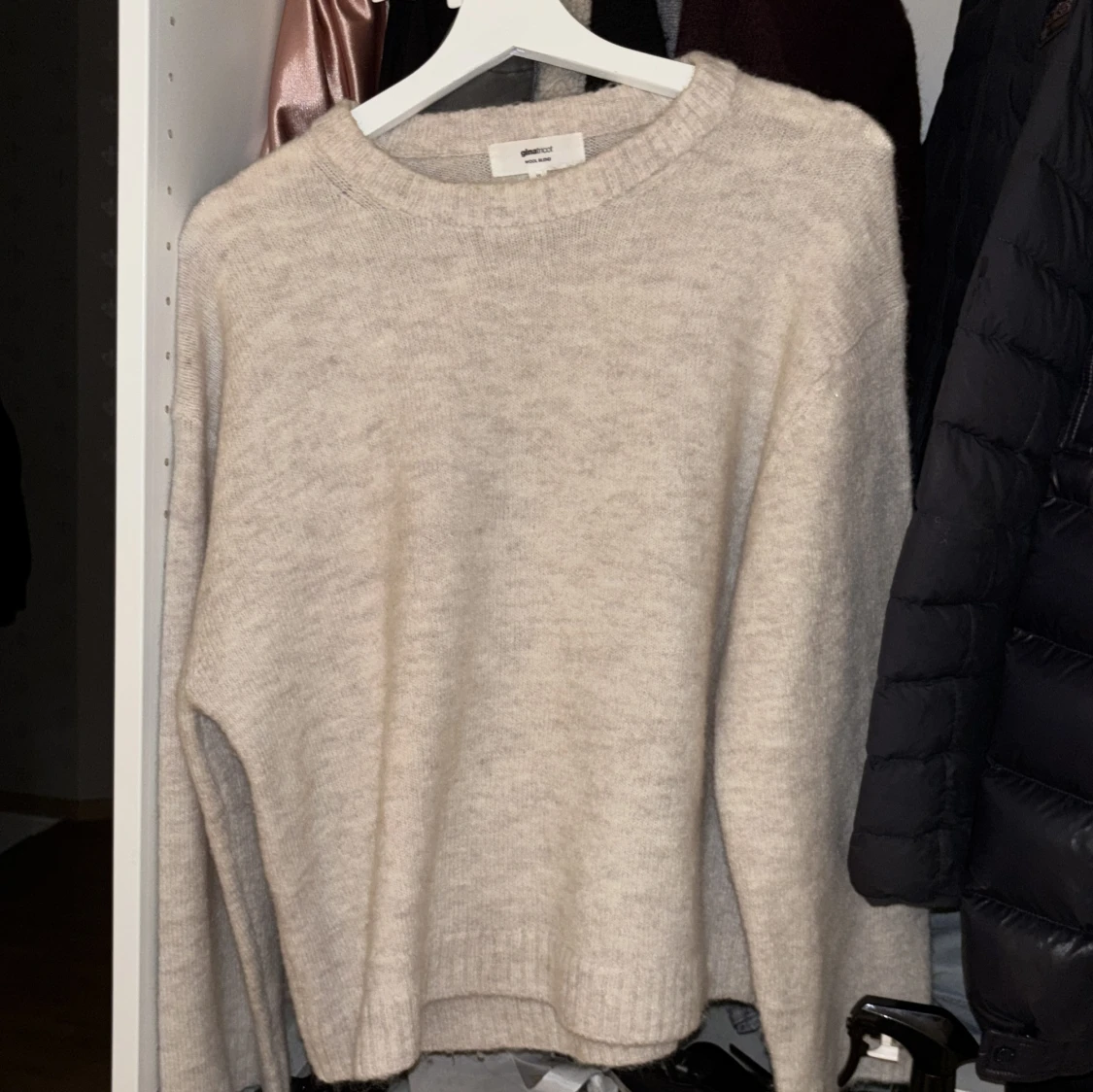 Beige stickad tröja från Gina Tricot