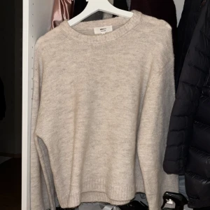 Beige stickad tröja från Gina Tricot - Mysig beige stickad wool blend tröja från Gina Tricot. Baran använd en gång. Inga defekter som ny. Köpt för 400kr.