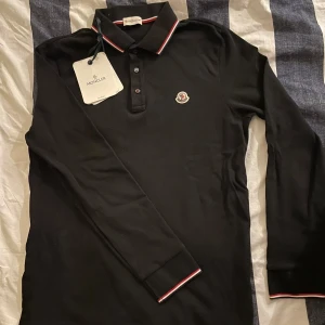 Moncler tröja - Säljer denna otroligt snygga moncler tröja för att jag behöver pengar. Knappt använd och självklart så är den äkta. Skriv för fler bilder elr funderingar!